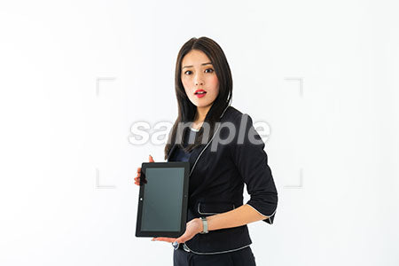 女性がタブレットの画面を見せて驚く a0040351PH