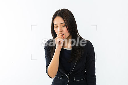 病気で、口に手を当てて咳をする女性 a0040363PH