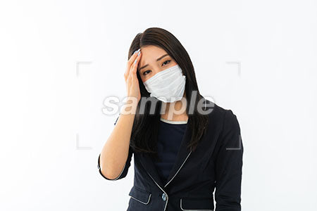 ウィルス予防でマスクをして額に手を当てる女性 a0040367PH