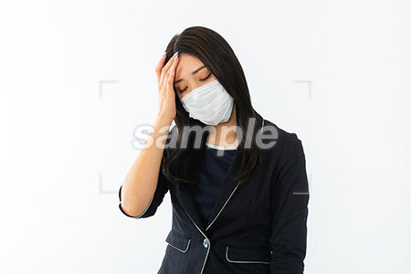 風邪でマスクをして額に手を当てる a0040368PH
