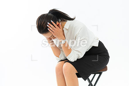 椅子に座って頭を抱える女性 a0040388PH