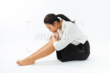女性が床に膝を立てて座って目を閉じる a0040392PH