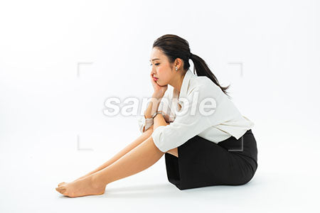 美人の女性が床に体育座りで頬杖をつく a0040393PH