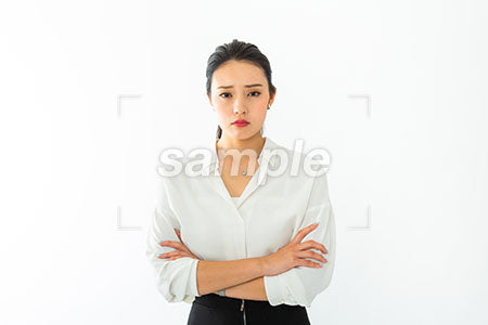白いブラウスを着た女性が腕を組んで悲しむ a0040476PH