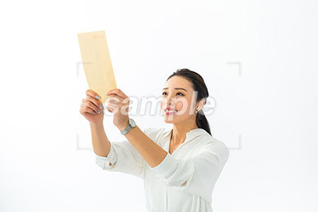 女性が給料封筒を掲げて笑う a0040507PH