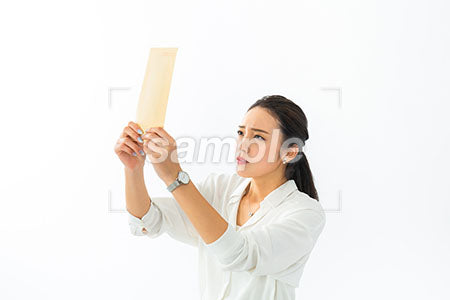 女性が不機嫌な表情で封筒を見る a0040508PH