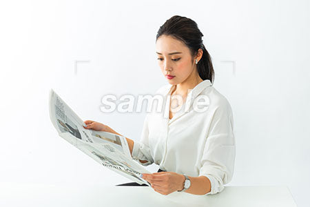 ビジネスウーマンが新聞を読む a0040511PH