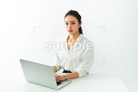 PCで仕事中の女性 a0040517PH