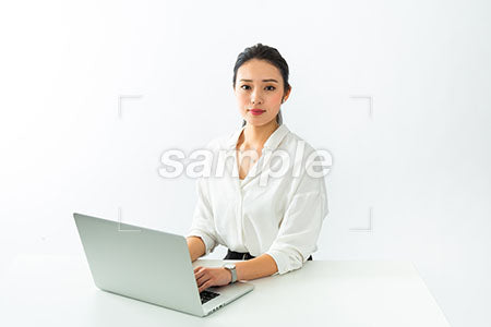 デスクで仕事している女性 a0040518PH