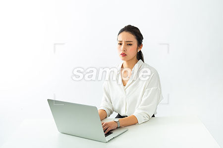 パソコンで仕事をしながら怒る女性 a0040525PH