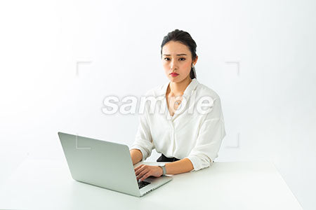 パソコンで仕事をしているがやる気をなくした女性 a0040527PH