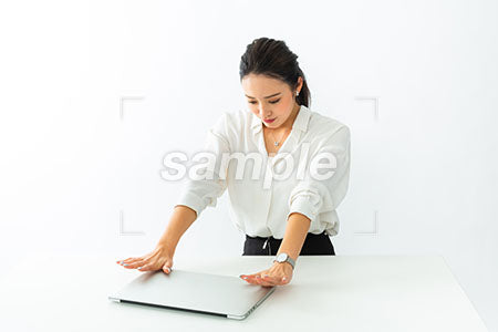 業務終了でパソコンを閉じる女性 a0040537PH