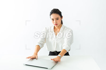 仕事がやになってパソコンを閉じる女性 a0040539PH