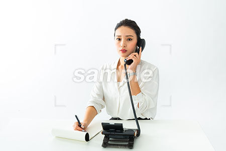 事務の女性が電話しながらメモを取る a0040544PH