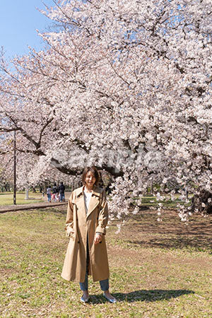 20代の女性桜の前で立っている a0050005PH