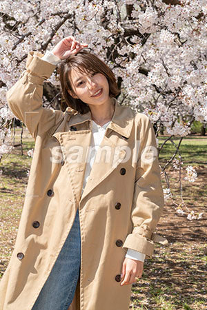 桜の花と女性が微笑む a0050012PH