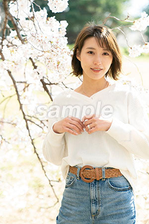 桜とジーパンを履いている20代のお姉さん a0050071PH