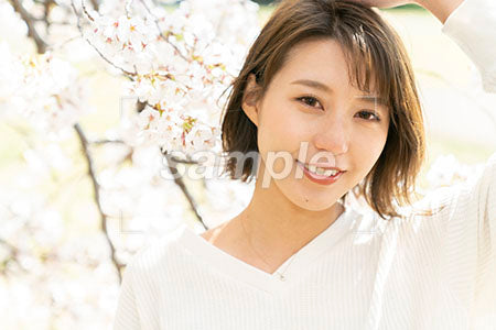 春の桜と女性が正面をみすえる a0050073PH