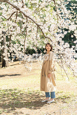 桜の木を見上げる女性 a0050089PH