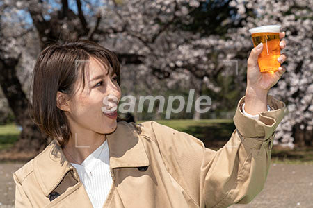 ビールを掲げる女性 a0050132PH