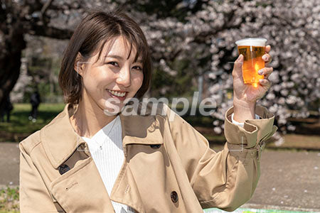 お花見でビールのむ女性 a0050134PH