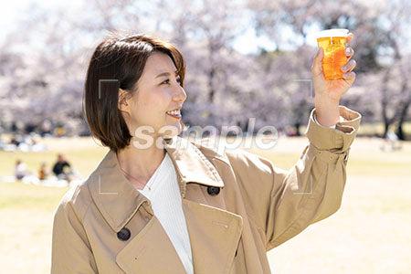 ビールを掲げる女性OL a0050136PH