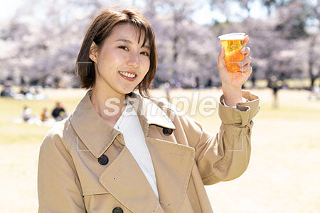 笑顔でビールをもっている女性 a0050137PH