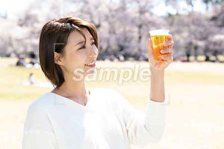 ビールを掲げこれから飲もうとする女性 a0050139PH