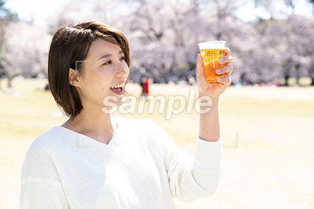 お花見でビールを飲む女性 a0050142PH