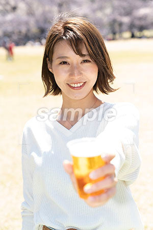 公園でビールを持って笑顔の女性 a0050143PH