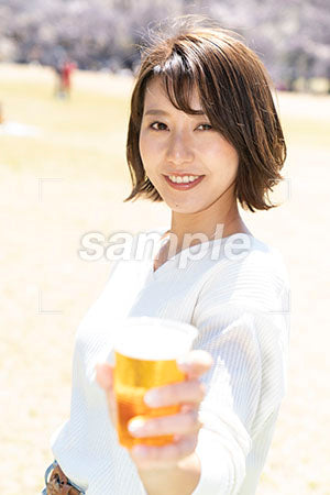 ビールで乾杯の仕草の女性 a0050144PH