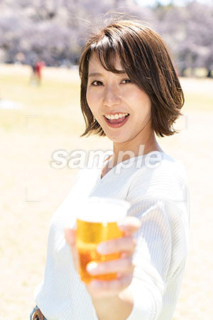 片手にビールを持って乾杯する女性 a0050145PH