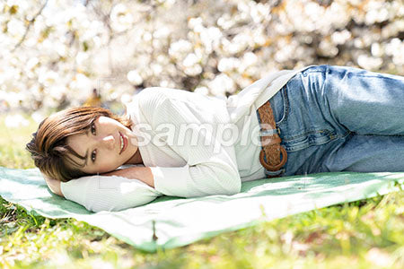天気の良い日に外で横にる女性 a0050154PH
