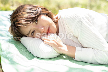お花見のシートの上で寝る女性OLのアップシーン a0050167PH