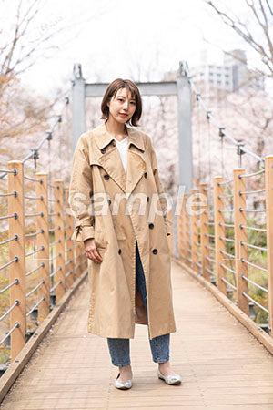 橋の上に立つ女性が正面を見る a0050253PH