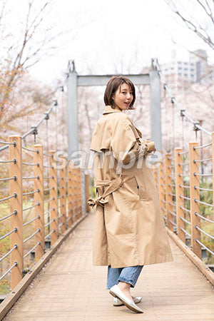 つり橋の上に立つコートを着た女性OL a0050259PH