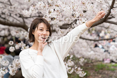 春の季節。こぶしを挙げて右に向かって叫ぶ笑顔の女性 a0050307PH