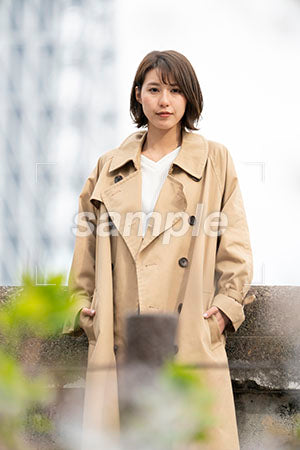 冬の季節で女性がコートを着て正面を見る a0050323PH