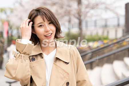 茶色いコートを着た女が右手で髪を触る a0050376PH