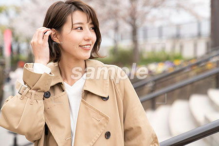 公園の階段で女性が髪の毛を触る a0050377PH