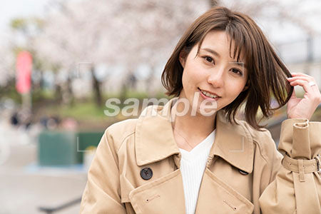 公園で左手で髪を触る笑顔の女性 a0050384PH