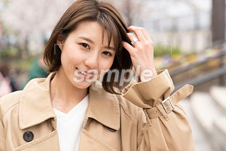 公園で笑顔の女性が正面を見る a0050392PH
