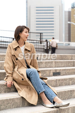 外の階段に座る20代の女性が座って右を見る a0050394PH