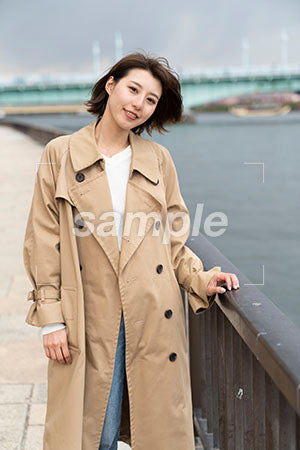 水辺に立つ日本人の女性 a0050516PH