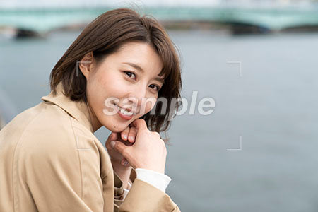 川を見ながらデートしている女性 a0050543PH