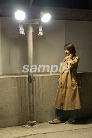 夜の街灯の下に佇むコートを着た女性 a0050569PH