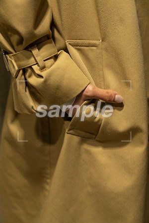 手をコートのポケットに入れる女性 a0050573PH