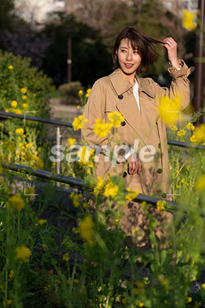 春の季節。菜の花越しの女性 左を見る a0050596PH
