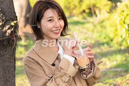 公園でタピオカドリンクを持つ女性 a0050678PH