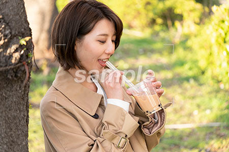 屋外でタピオカドリンクを飲む女性 a0050680PH